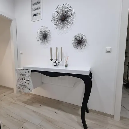 Haus Mit Garten Und Parkplaetzen *