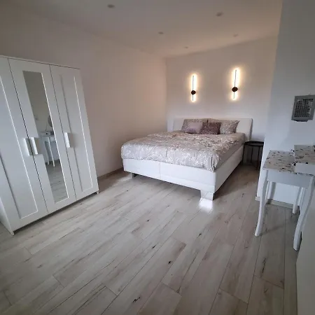 Haus Mit Garten Und Parkplaetzen *