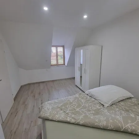 Haus Mit Garten Und Parkplaetzen *