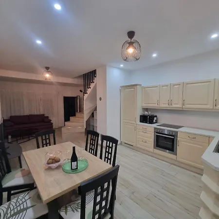 Haus Mit Garten Und Parkplaetzen Holiday home *